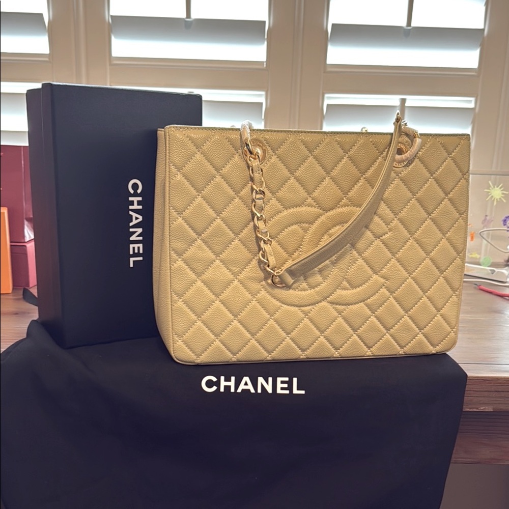 Quilted Grand Tote Shoulder Bag